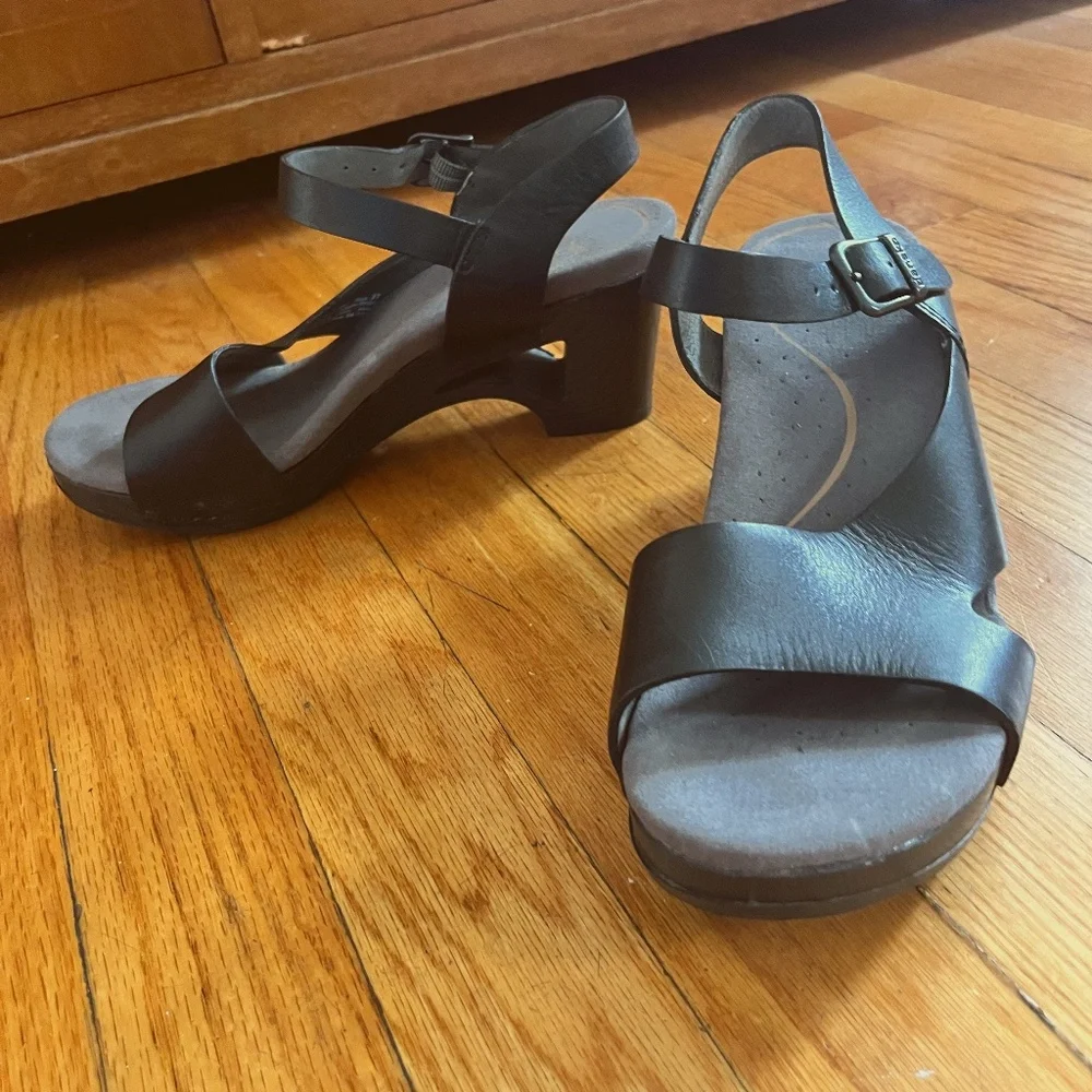 LIKE NEW Dansko Tasha Women's Cut-Out Sandal Clogs Size 37/ US6.5 -7 $149 - Picture 1 of 7